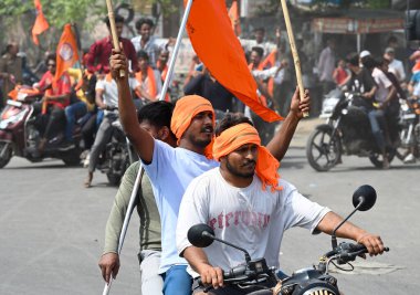 NOIDA INDIA 20 Nisan 2025 Vishwa Hindu Parishad VHP ve Bajrang Dal, 20 Nisan 2025 tarihinde Noida Hindistan 'da 63A sektöründen Hanuman Jayanti alayı düzenledi. Fotoğraf: Sunil Ghosh Hindustan Times 