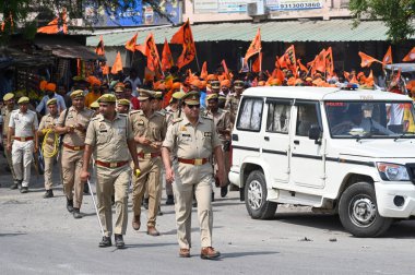 NOIDA INDIA 20 Nisan 2025 Vishwa Hindu Parishad VHP ve Bajrang Dal, 20 Nisan 2025 tarihinde Noida Hindistan 'da 63A sektöründen Hanuman Jayanti alayı düzenledi. Fotoğraf: Sunil Ghosh Hindustan Times 