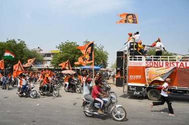 NOIDA INDIA 20 Nisan 2025 Vishwa Hindu Parishad VHP ve Bajrang Dal, 20 Nisan 2025 tarihinde Noida Hindistan 'da 63A sektöründen Hanuman Jayanti alayı düzenledi. Fotoğraf: Sunil Ghosh Hindustan Times 