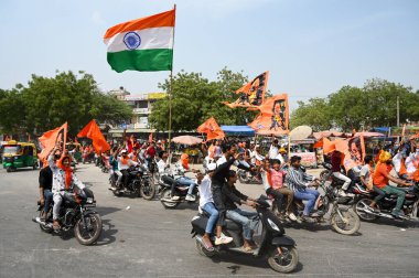 NOIDA INDIA 20 Nisan 2025 Vishwa Hindu Parishad VHP ve Bajrang Dal, 20 Nisan 2025 tarihinde Noida Hindistan 'da 63A sektöründen Hanuman Jayanti alayı düzenledi. Fotoğraf: Sunil Ghosh Hindustan Times 