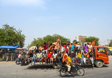 NOIDA INDIA 20 Nisan 2025 Vishwa Hindu Parishad VHP ve Bajrang Dal, 20 Nisan 2025 tarihinde Noida Hindistan 'da 63A sektöründen Hanuman Jayanti alayı düzenledi. Fotoğraf: Sunil Ghosh Hindustan Times 