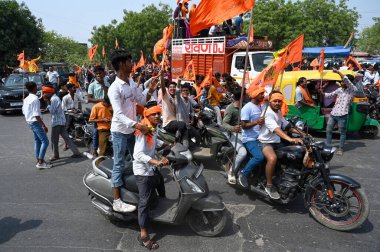 NOIDA INDIA 20 Nisan 2025 Vishwa Hindu Parishad VHP ve Bajrang Dal, 20 Nisan 2025 tarihinde Noida Hindistan 'da 63A sektöründen Hanuman Jayanti alayı düzenledi. Fotoğraf: Sunil Ghosh Hindustan Times 
