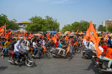 NOIDA INDIA 20 Nisan 2025 Vishwa Hindu Parishad VHP ve Bajrang Dal, 20 Nisan 2025 tarihinde Noida Hindistan 'da 63A sektöründen Hanuman Jayanti alayı düzenledi. Fotoğraf: Sunil Ghosh Hindustan Times 