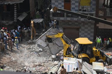 NEW DELHI, INDIA - 19 Nisan 2025: NDRF Personel Merkezi ve yerel sakinleri 19 Nisan 2025 'te Mustafabad, Yeni Delhi, Hindistan' da Mustafabad 'daki Çöküş Bina' da kurtarma operasyonları yürüttüler. Dördü çocuk en az 11 kişi öldürüldü.. 