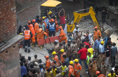 NEW DELHI, INDIA - 19 Nisan 2025: NDRF Personel Merkezi ve yerel sakinleri 19 Nisan 2025 'te Mustafabad, Yeni Delhi, Hindistan' da Mustafabad 'daki Çöküş Bina' da kurtarma operasyonları yürüttüler. Dördü çocuk en az 11 kişi öldürüldü.. 