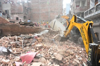 NEW DELHI, INDIA - 19 Nisan 2025: NDRF Personel Merkezi ve yerel sakinleri 19 Nisan 2025 'te Mustafabad, Yeni Delhi, Hindistan' da Mustafabad 'daki Çöküş Bina' da kurtarma operasyonları yürüttüler. Dördü çocuk en az 11 kişi öldürüldü.. 