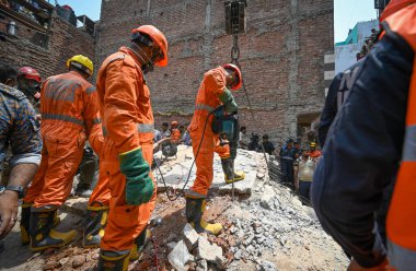 NEW DELHI, INDIA - 19 Nisan 2025: NDRF Personel Merkezi ve yerel sakinleri 19 Nisan 2025 'te Mustafabad, Yeni Delhi, Hindistan' da Mustafabad 'daki Çöküş Bina' da kurtarma operasyonları yürüttüler. Dördü çocuk en az 11 kişi öldürüldü.. 