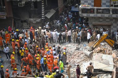 NEW DELHI, INDIA - 19 Nisan 2025: NDRF Personel Merkezi ve yerel sakinleri 19 Nisan 2025 'te Mustafabad, Yeni Delhi, Hindistan' da Mustafabad 'daki Çöküş Bina' da kurtarma operasyonları yürüttüler. Dördü çocuk en az 11 kişi öldürüldü.. 