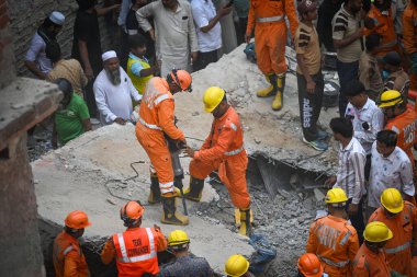 NEW DELHI, INDIA - 19 Nisan 2025: NDRF Personel Merkezi ve yerel sakinleri 19 Nisan 2025 'te Mustafabad, Yeni Delhi, Hindistan' da Mustafabad 'daki Çöküş Bina' da kurtarma operasyonları yürüttüler. Dördü çocuk en az 11 kişi öldürüldü.. 
