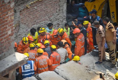 NEW DELHI, INDIA - 19 Nisan 2025: NDRF Personel Merkezi ve yerel sakinleri 19 Nisan 2025 'te Mustafabad, Yeni Delhi, Hindistan' da Mustafabad 'daki Çöküş Bina' da kurtarma operasyonları yürüttüler. Dördü çocuk en az 11 kişi öldürüldü.. 