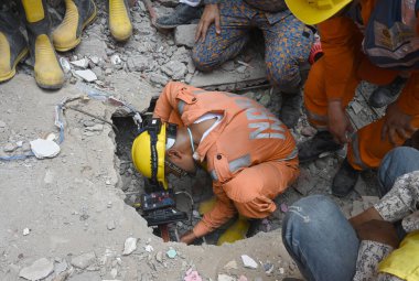 NEW DELHI, INDIA - 19 Nisan 2025: NDRF Personel Merkezi ve yerel sakinleri 19 Nisan 2025 'te Mustafabad, Yeni Delhi, Hindistan' da Mustafabad 'daki Çöküş Bina' da kurtarma operasyonları yürüttüler. Dördü çocuk en az 11 kişi öldürüldü.. 