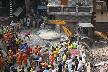 NEW DELHI, INDIA - 19 Nisan 2025: NDRF Personel Merkezi ve yerel sakinleri 19 Nisan 2025 'te Mustafabad, Yeni Delhi, Hindistan' da Mustafabad 'daki Çöküş Bina' da kurtarma operasyonları yürüttüler. Dördü çocuk en az 11 kişi öldürüldü.. 
