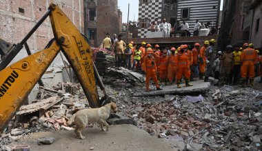 NEW DELHI, INDIA - 19 Nisan 2025: NDRF Personel Merkezi ve yerel sakinleri 19 Nisan 2025 'te Mustafabad, Yeni Delhi, Hindistan' da Mustafabad 'daki Çöküş Bina' da kurtarma operasyonları yürüttüler. Dördü çocuk en az 11 kişi öldürüldü.. 