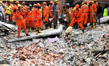 NEW DELHI, INDIA - 19 Nisan 2025: NDRF Personel Merkezi ve yerel sakinleri 19 Nisan 2025 'te Mustafabad, Yeni Delhi, Hindistan' da Mustafabad 'daki Çöküş Bina' da kurtarma operasyonları yürüttüler. Dördü çocuk en az 11 kişi öldürüldü.. 
