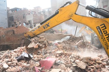 NEW DELHI, INDIA - 19 Nisan 2025: NDRF Personel Merkezi ve yerel sakinleri 19 Nisan 2025 'te Mustafabad, Yeni Delhi, Hindistan' da Mustafabad 'daki Çöküş Bina' da kurtarma operasyonları yürüttüler. Dördü çocuk en az 11 kişi öldürüldü.. 