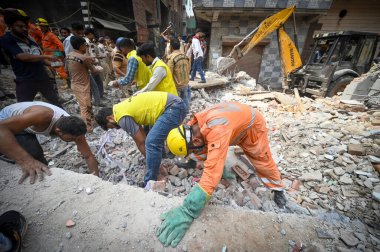 NEW DELHI, INDIA - 19 Nisan 2025: NDRF Personel Merkezi ve yerel sakinleri 19 Nisan 2025 'te Mustafabad, Yeni Delhi, Hindistan' da Mustafabad 'daki Çöküş Bina' da kurtarma operasyonları yürüttüler. Dördü çocuk en az 11 kişi öldürüldü.. 