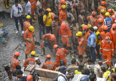 NEW DELHI, INDIA - 19 Nisan 2025: NDRF Personel Merkezi ve yerel sakinleri 19 Nisan 2025 'te Mustafabad, Yeni Delhi, Hindistan' da Mustafabad 'daki Çöküş Bina' da kurtarma operasyonları yürüttüler. Dördü çocuk en az 11 kişi öldürüldü.. 