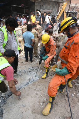 NEW DELHI, INDIA - 19 Nisan 2025: NDRF Personel Merkezi ve yerel sakinleri 19 Nisan 2025 'te Mustafabad, Yeni Delhi, Hindistan' da Mustafabad 'daki Çöküş Bina' da kurtarma operasyonları yürüttüler. Dördü çocuk en az 11 kişi öldürüldü.. 