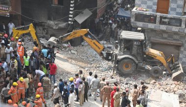 NEW DELHI, INDIA - 19 Nisan 2025: NDRF Personel Merkezi ve yerel sakinleri 19 Nisan 2025 'te Mustafabad, Yeni Delhi, Hindistan' da Mustafabad 'daki Çöküş Bina' da kurtarma operasyonları yürüttüler. Dördü çocuk en az 11 kişi öldürüldü.. 