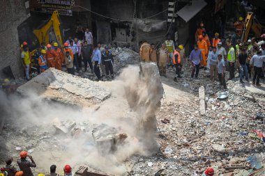 NEW DELHI, INDIA - 19 Nisan 2025: NDRF Personel Merkezi ve yerel sakinleri 19 Nisan 2025 'te Mustafabad, Yeni Delhi, Hindistan' da Mustafabad 'daki Çöküş Bina' da kurtarma operasyonları yürüttüler. Dördü çocuk en az 11 kişi öldürüldü.. 