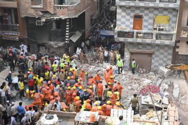 NEW DELHI, INDIA - 19 Nisan 2025: NDRF Personel Merkezi ve yerel sakinleri 19 Nisan 2025 'te Mustafabad, Yeni Delhi, Hindistan' da Mustafabad 'daki Çöküş Bina' da kurtarma operasyonları yürüttüler. Dördü çocuk en az 11 kişi öldürüldü.. 