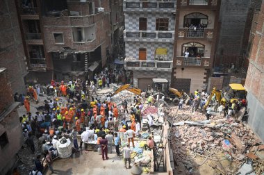 NEW DELHI, INDIA - 19 Nisan 2025: NDRF Personel Merkezi ve yerel sakinleri 19 Nisan 2025 'te Mustafabad, Yeni Delhi, Hindistan' da Mustafabad 'daki Çöküş Bina' da kurtarma operasyonları yürüttüler. Dördü çocuk en az 11 kişi öldürüldü.. 