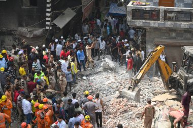 NEW DELHI, INDIA - 19 Nisan 2025: NDRF Personel Merkezi ve yerel sakinleri 19 Nisan 2025 'te Mustafabad, Yeni Delhi, Hindistan' da Mustafabad 'daki Çöküş Bina' da kurtarma operasyonları yürüttüler. Dördü çocuk en az 11 kişi öldürüldü.. 