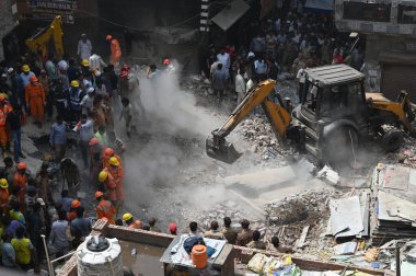 NEW DELHI, INDIA - 19 Nisan 2025: NDRF Personel Merkezi ve yerel sakinleri 19 Nisan 2025 'te Mustafabad, Yeni Delhi, Hindistan' da Mustafabad 'daki Çöküş Bina' da kurtarma operasyonları yürüttüler. Dördü çocuk en az 11 kişi öldürüldü.. 