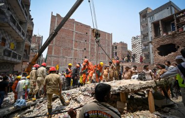 NEW DELHI, INDIA - 19 Nisan 2025: NDRF Personel Merkezi ve yerel sakinleri 19 Nisan 2025 'te Mustafabad, Yeni Delhi, Hindistan' da Mustafabad 'daki Çöküş Bina' da kurtarma operasyonları yürüttüler. Dördü çocuk en az 11 kişi öldürüldü.. 