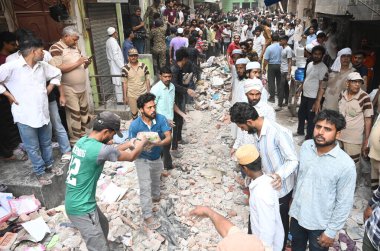 NEW DELHI, INDIA - 19 Nisan 2025: NDRF Personel Merkezi ve yerel sakinleri 19 Nisan 2025 'te Mustafabad, Yeni Delhi, Hindistan' da Mustafabad 'daki Çöküş Bina' da kurtarma operasyonları yürüttüler. Dördü çocuk en az 11 kişi öldürüldü.. 