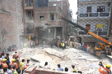 NEW DELHI, INDIA - 19 Nisan 2025: NDRF Personel Merkezi ve yerel sakinleri 19 Nisan 2025 'te Mustafabad, Yeni Delhi, Hindistan' da Mustafabad 'daki Çöküş Bina' da kurtarma operasyonları yürüttüler. Dördü çocuk en az 11 kişi öldürüldü.. 