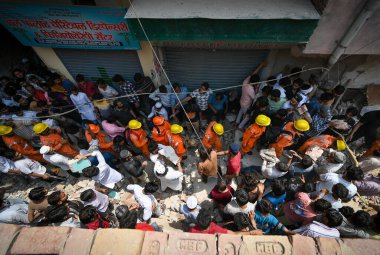 NEW DELHI, INDIA - 19 Nisan 2025: NDRF Personel Merkezi ve yerel sakinleri 19 Nisan 2025 'te Mustafabad, Yeni Delhi, Hindistan' da Mustafabad 'daki Çöküş Bina' da kurtarma operasyonları yürüttüler. Dördü çocuk en az 11 kişi öldürüldü.. 