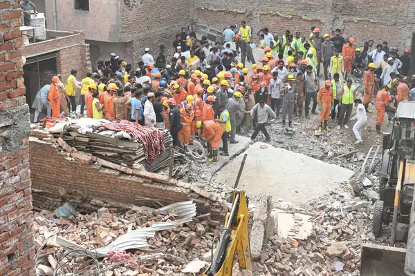 NEW DELHI, INDIA - 19 Nisan 2025: NDRF Personel Merkezi ve yerel sakinleri 19 Nisan 2025 'te Mustafabad, Yeni Delhi, Hindistan' da Mustafabad 'daki Çöküş Bina' da kurtarma operasyonları yürüttüler. Dördü çocuk en az 11 kişi öldürüldü.. 