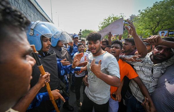 НЬЮ-ДЕЛИ, ИНДИЯ - 19 апреля 2025 года: Местные жители Зеелампура пытаются заблокировать дорогу в знак протеста против смерти 17-летнего подростка, предположительно зарезанного несколько дней назад 19 апреля 2025 года в Нью-Дели, Индия.
