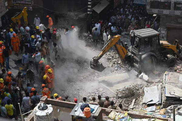 NEW DELHI, INDIA - 19 Nisan 2025: NDRF Personel Merkezi ve yerel sakinleri 19 Nisan 2025 'te Mustafabad, Yeni Delhi, Hindistan' da Mustafabad 'daki Çöküş Bina' da kurtarma operasyonları yürüttüler. Dördü çocuk en az 11 kişi öldürüldü.. 