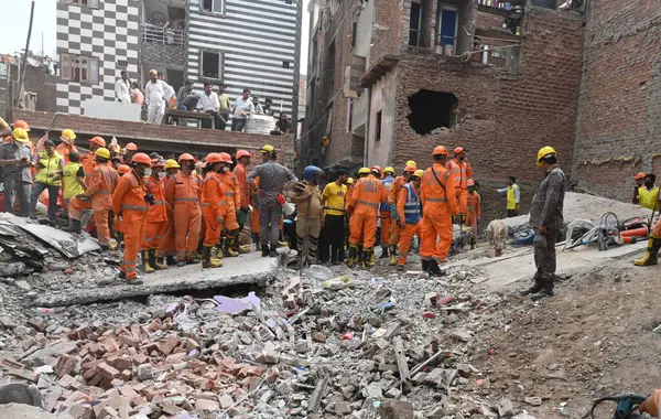 NEW DELHI, INDIA - 19 Nisan 2025: NDRF Personel Merkezi ve yerel sakinleri 19 Nisan 2025 'te Mustafabad, Yeni Delhi, Hindistan' da Mustafabad 'daki Çöküş Bina' da kurtarma operasyonları yürüttüler. Dördü çocuk en az 11 kişi öldürüldü.. 