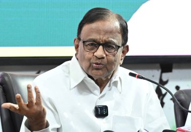 NEW DELHI INDIA APRIL 21 Nisan 2025 Kıdemli Kongre Başkanı ve Rajya Sabha Milletvekili P Chidambaram ve Delhi Pradesh Kongre Başkanı Devender Yadav 21 Nisan 2025 tarihinde DPCC ofisinde Ulusal Haberci davası ile ilgili basın toplantısı düzenlediler.