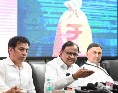 NEW DELHI INDIA APRIL 21 Nisan 2025 Kıdemli Kongre Başkanı ve Rajya Sabha Milletvekili P Chidambaram ve Delhi Pradesh Kongre Başkanı Devender Yadav 21 Nisan 2025 tarihinde DPCC ofisinde Ulusal Haberci davası ile ilgili basın toplantısı düzenlediler.