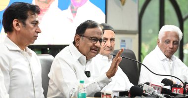 NEW DELHI INDIA APRIL 21 Nisan 2025 Kıdemli Kongre Başkanı ve Rajya Sabha Milletvekili P Chidambaram ve Delhi Pradesh Kongre Başkanı Devender Yadav 21 Nisan 2025 tarihinde DPCC ofisinde Ulusal Haberci davası ile ilgili basın toplantısı düzenlediler.