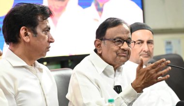 NEW DELHI INDIA APRIL 21 Nisan 2025 Kıdemli Kongre Başkanı ve Rajya Sabha Milletvekili P Chidambaram ve Delhi Pradesh Kongre Başkanı Devender Yadav 21 Nisan 2025 tarihinde DPCC ofisinde Ulusal Haberci davası ile ilgili basın toplantısı düzenlediler.