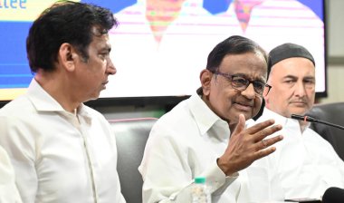 NEW DELHI INDIA APRIL 21 Nisan 2025 Kıdemli Kongre Başkanı ve Rajya Sabha Milletvekili P Chidambaram ve Delhi Pradesh Kongre Başkanı Devender Yadav 21 Nisan 2025 tarihinde DPCC ofisinde Ulusal Haberci davası ile ilgili basın toplantısı düzenlediler.