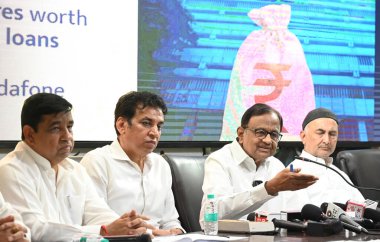 NEW DELHI INDIA APRIL 21 Nisan 2025 Kıdemli Kongre Başkanı ve Rajya Sabha Milletvekili P Chidambaram ve Delhi Pradesh Kongre Başkanı Devender Yadav 21 Nisan 2025 tarihinde DPCC ofisinde Ulusal Haberci davası ile ilgili basın toplantısı düzenlediler.