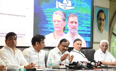 NEW DELHI INDIA APRIL 21 Nisan 2025 Kıdemli Kongre Başkanı ve Rajya Sabha Milletvekili P Chidambaram ve Delhi Pradesh Kongre Başkanı Devender Yadav 21 Nisan 2025 tarihinde DPCC ofisinde Ulusal Haberci davası ile ilgili basın toplantısı düzenlediler.