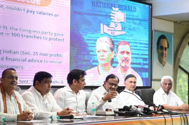 NEW DELHI INDIA APRIL 21 Nisan 2025 Kıdemli Kongre Başkanı ve Rajya Sabha Milletvekili P Chidambaram ve Delhi Pradesh Kongre Başkanı Devender Yadav 21 Nisan 2025 tarihinde DPCC ofisinde Ulusal Haberci davası ile ilgili basın toplantısı düzenlediler.