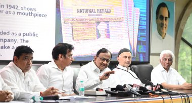 NEW DELHI INDIA APRIL 21 Nisan 2025 Kıdemli Kongre Başkanı ve Rajya Sabha Milletvekili P Chidambaram ve Delhi Pradesh Kongre Başkanı Devender Yadav 21 Nisan 2025 tarihinde DPCC ofisinde Ulusal Haberci davası ile ilgili basın toplantısı düzenlediler.