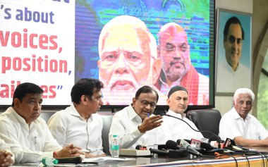 NEW DELHI INDIA APRIL 21 Nisan 2025 Kıdemli Kongre Başkanı ve Rajya Sabha Milletvekili P Chidambaram ve Delhi Pradesh Kongre Başkanı Devender Yadav 21 Nisan 2025 tarihinde DPCC ofisinde Ulusal Haberci davası ile ilgili basın toplantısı düzenlediler.