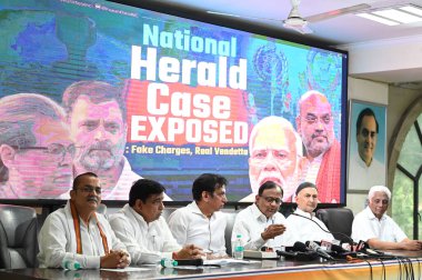NEW DELHI INDIA APRIL 21 Nisan 2025 Kıdemli Kongre Başkanı ve Rajya Sabha Milletvekili P Chidambaram ve Delhi Pradesh Kongre Başkanı Devender Yadav 21 Nisan 2025 tarihinde DPCC ofisinde Ulusal Haberci davası ile ilgili basın toplantısı düzenlediler.