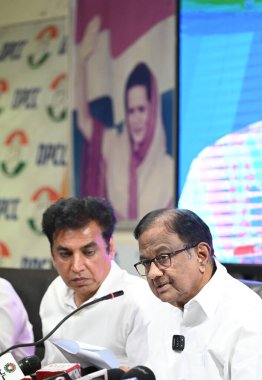 NEW DELHI INDIA APRIL 21 Nisan 2025 Kıdemli Kongre Başkanı ve Rajya Sabha Milletvekili P Chidambaram ve Delhi Pradesh Kongre Başkanı Devender Yadav 21 Nisan 2025 tarihinde DPCC ofisinde Ulusal Haberci davası ile ilgili basın toplantısı düzenlediler.