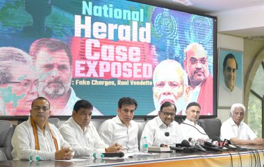 NEW DELHI INDIA APRIL 21 Nisan 2025 Kıdemli Kongre Başkanı ve Rajya Sabha Milletvekili P Chidambaram ve Delhi Pradesh Kongre Başkanı Devender Yadav 21 Nisan 2025 tarihinde DPCC ofisinde Ulusal Haberci davası ile ilgili basın toplantısı düzenlediler.