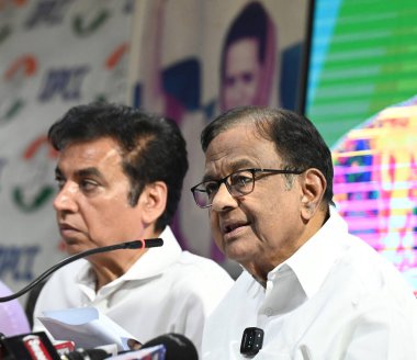 NEW DELHI INDIA APRIL 21 Nisan 2025 Kıdemli Kongre Başkanı ve Rajya Sabha Milletvekili P Chidambaram ve Delhi Pradesh Kongre Başkanı Devender Yadav 21 Nisan 2025 tarihinde DPCC ofisinde Ulusal Haberci davası ile ilgili basın toplantısı düzenlediler.